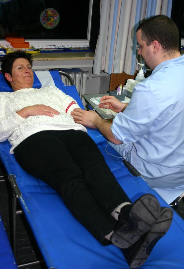 Angelika Wiecke beim Blutspenden